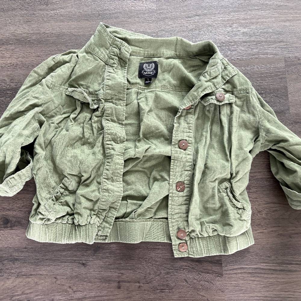 Cropped military shrug